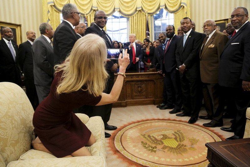 Μετά τον σάλο, η σύμβουλος του Τραμπ εξηγεί: Γιατί ανέβηκα με τα πόδια στον καναπέ του Οβάλ Γραφείου [εικόνα] | iefimerida.gr 0