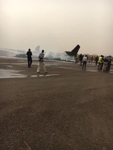 Απίστευτο: Ζωντανοί όλοι οι επιβάτες του αεροπλάνου που συνετρίβη στο Σουδάν [εικόνες] | iefimerida.gr 0