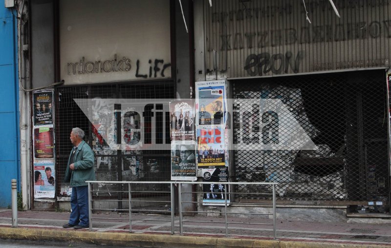 «Βούλιαξε» η αγορά στη λεωφόρο Βουλιαγμένης -Απελπισμένοι οι έμποροι κλείνουν τα καταστήματά τους [εικόνες] | iefimerida.gr 7