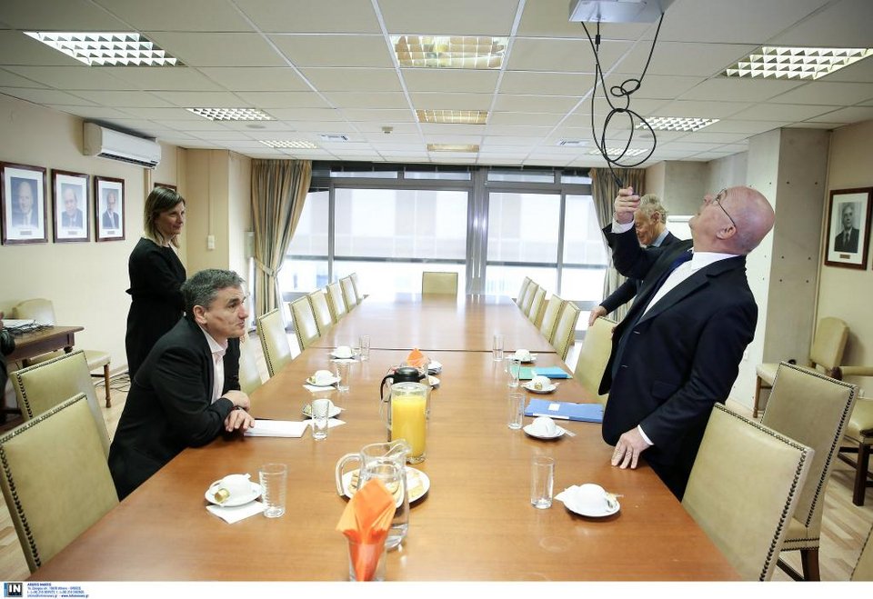 Ξεκαρδιστικό: Το Twitter εξηγεί στον Ντάισελμπλουμ τι έγινε στον Νότο με ποτά και γυναίκες [εικόνες] | iefimerida.gr 9