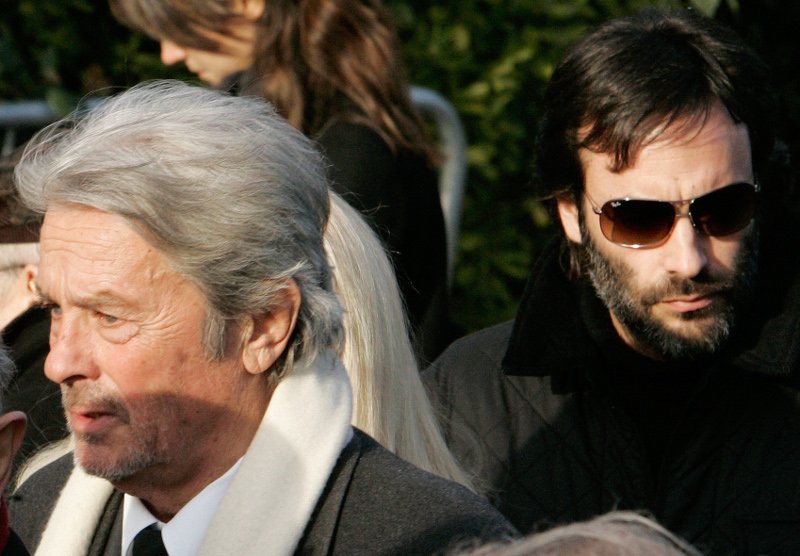 Αλέν Ντελόν: Οι προβληματικές σχέσεις με τους δύο γιους του -Γιατί δεν μιλιούνται [εικόνες] | iefimerida.gr 0