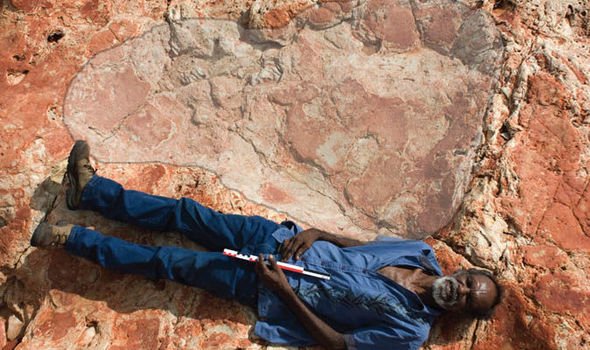 Αυστραλία: Βρέθηκε το μεγαλύτερο αποτύπωμα δεινοσαύρου [εικόνες&βίντεο] | iefimerida.gr 1