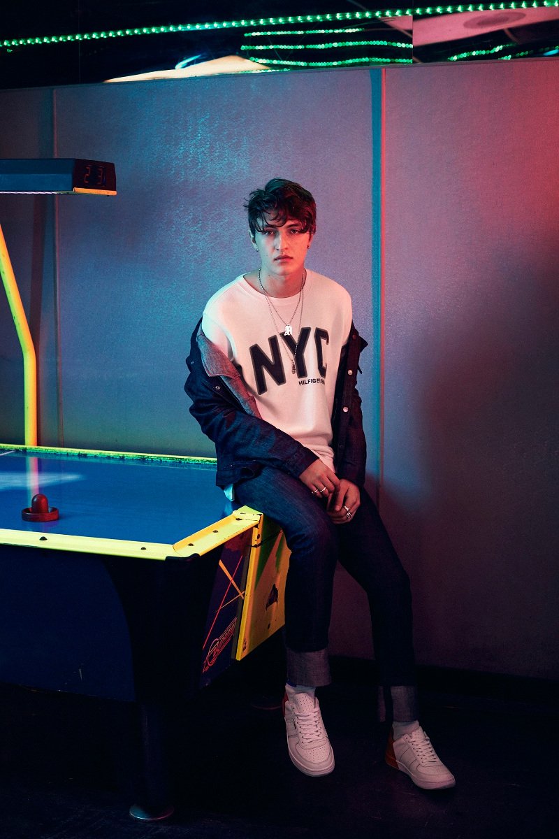 Η νέα ανοιξιάτικη καμπάνια της Tommy Hilfiger έχει κάτι από Λος Αντζελες -Πρωταγωνιστεί ο αδελφός της Χαντίντ | iefimerida.gr 3