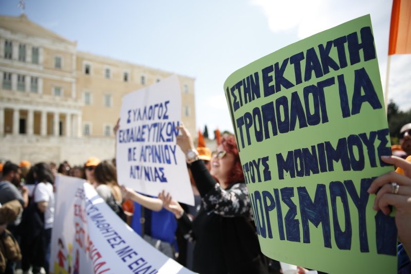 Διαμαρτυρία εκπαιδευτικών έξω από τη Βουλή για τους διορισμούς και την Ειδική Αγωγή [εικόνες] | iefimerida.gr 4