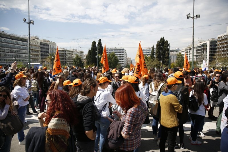 Διαμαρτυρία εκπαιδευτικών έξω από τη Βουλή για τους διορισμούς και την Ειδική Αγωγή [εικόνες] | iefimerida.gr 3