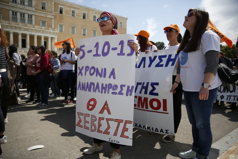 Διαμαρτυρία εκπαιδευτικών έξω από τη Βουλή για τους διορισμούς και την Ειδική Αγωγή [εικόνες] | iefimerida.gr 1