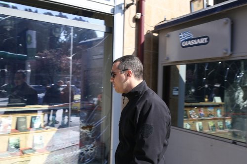 Επίθεση κουκουλοφόρων με βαριοπούλες και μπογιές στα γραφεία της Χρυσής Αυγής στη Μεσογείων -11 προσαγωγές [εικόνες] | iefimerida.gr 0