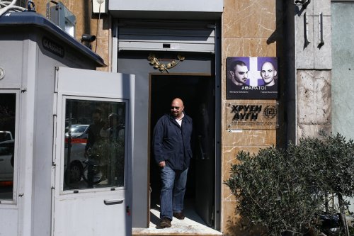 Επίθεση κουκουλοφόρων με βαριοπούλες και μπογιές στα γραφεία της Χρυσής Αυγής στη Μεσογείων -11 προσαγωγές [εικόνες] | iefimerida.gr 1