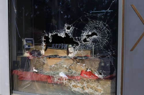 Επίθεση κουκουλοφόρων με βαριοπούλες και μπογιές στα γραφεία της Χρυσής Αυγής στη Μεσογείων -11 προσαγωγές [εικόνες] | iefimerida.gr 2