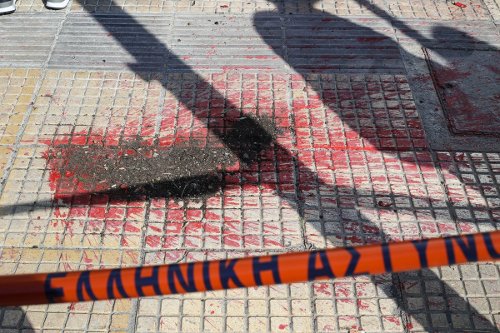 Επίθεση κουκουλοφόρων με βαριοπούλες και μπογιές στα γραφεία της Χρυσής Αυγής στη Μεσογείων -11 προσαγωγές [εικόνες] | iefimerida.gr 4