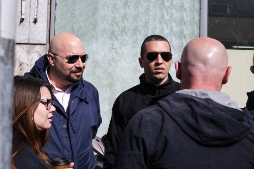 Επίθεση κουκουλοφόρων με βαριοπούλες και μπογιές στα γραφεία της Χρυσής Αυγής στη Μεσογείων -11 προσαγωγές [εικόνες] | iefimerida.gr 5