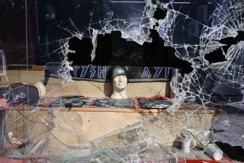 Επίθεση κουκουλοφόρων με βαριοπούλες και μπογιές στα γραφεία της Χρυσής Αυγής στη Μεσογείων -11 προσαγωγές [εικόνες] | iefimerida.gr 6