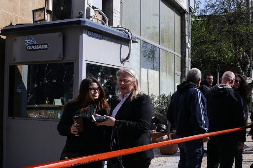 Επίθεση κουκουλοφόρων με βαριοπούλες και μπογιές στα γραφεία της Χρυσής Αυγής στη Μεσογείων -11 προσαγωγές [εικόνες] | iefimerida.gr 7