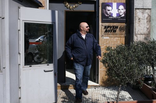 Επίθεση κουκουλοφόρων με βαριοπούλες και μπογιές στα γραφεία της Χρυσής Αυγής στη Μεσογείων -11 προσαγωγές [εικόνες] | iefimerida.gr 8