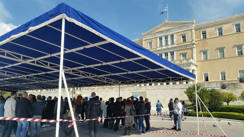 Τέντες και σκαλωσιές μπροστά στη Βουλή -Στήθηκε η κερκίδα των επισήμων για την παρέλαση της 25ης Μαρτίου | iefimerida.gr 0