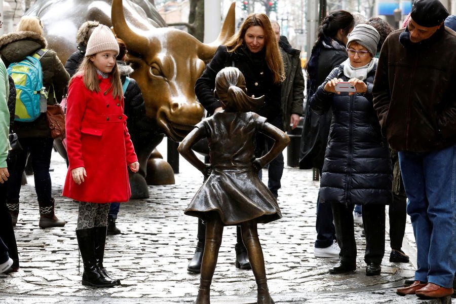 Ενα ατρόμητο κοριτσάκι τοποθετήθηκε απέναντι από τον ταύρο της Wall Street [εικόνες] | iefimerida.gr 3