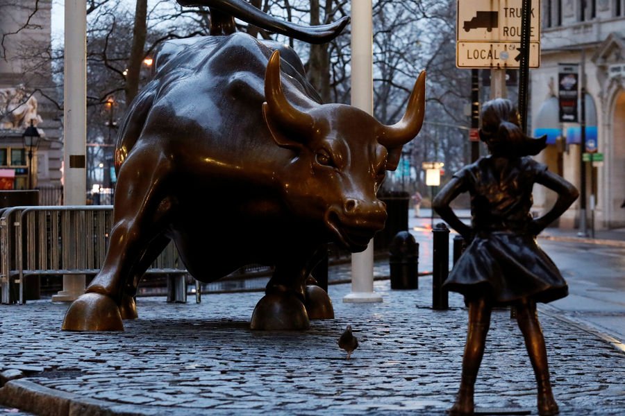 Ενα ατρόμητο κοριτσάκι τοποθετήθηκε απέναντι από τον ταύρο της Wall Street [εικόνες] | iefimerida.gr 7