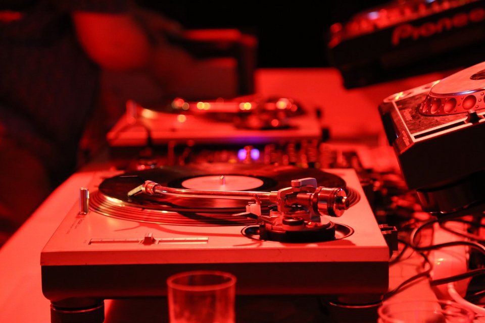 Οι θρυλικοί djs από Barbarella και Αυτοκίνηση στην έκθεση για τα 80s στη Στέγη [πρόγραμμα] | iefimerida.gr 1