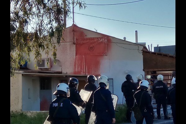  Ενταση και προσαγωγές στην αντιφασιστική συγκέντρωση στα Χανιά [εικόνες] | iefimerida.gr 1