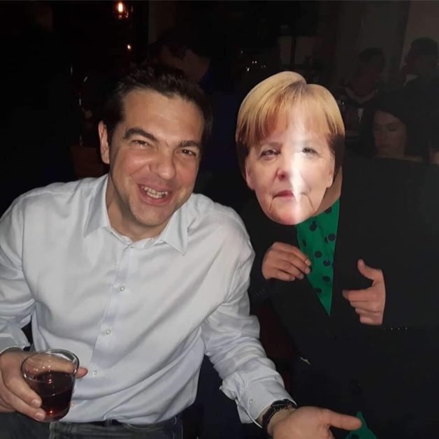 Το ξενύχτι του Τσίπρα σε μπαρ στην Αίγινα -Φωτογραφήθηκε με μασκαρά που είχε ντυθεί... Μέρκελ [εικόνα] | iefimerida.gr 0