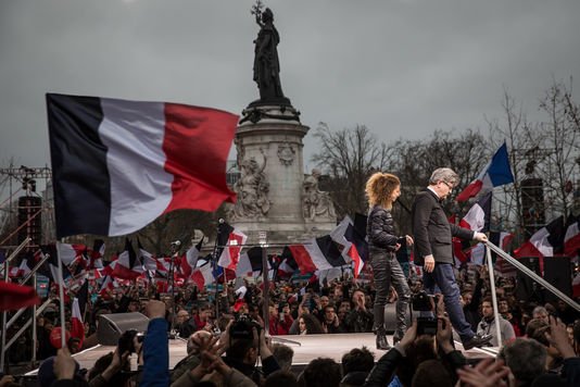Γαλλία: Η Ζωή Κωνσταντοπούλου αγκαζέ με τον νεοκομμουνιστή Μελανσόν σε διαδήλωση [εικόνες] | iefimerida.gr 1