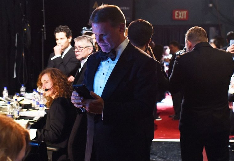 Οι φωτογραφίες από το backstage των Oσκαρ «εξηγούν» γιατί έγινε το λάθος στην απονομή | iefimerida.gr 1
