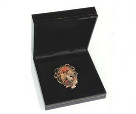 Στην Ανθή Ευστρατιάδου η καρφίτσα της Μελίνας Μερκούρη [εικόνες] | iefimerida.gr 0