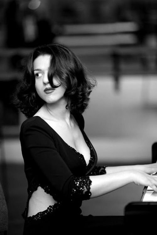 Η πιο σέξι πιανίστρια στον κόσμο -Βιρτουόζος με πλούσιο μπούστο και 12ποντα [εικόνες] | iefimerida.gr 0