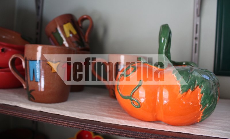 Μάγδα Βασίλα: Μια από τους τελευταίους παραδοσιακούς κεραμιστές στη Λέσβο [εικόνες] | iefimerida.gr 9