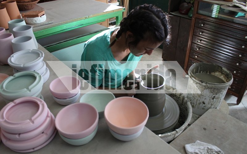 Μάγδα Βασίλα: Μια από τους τελευταίους παραδοσιακούς κεραμιστές στη Λέσβο [εικόνες] | iefimerida.gr 8