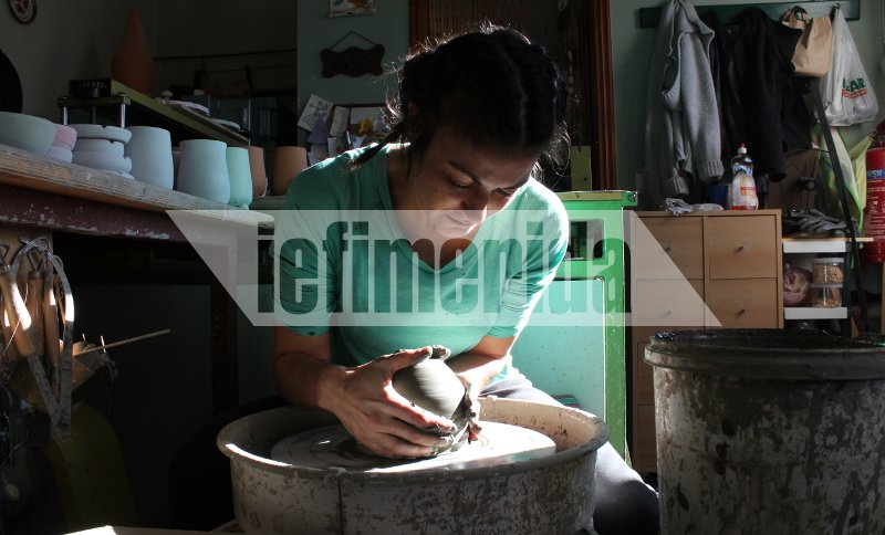 Μάγδα Βασίλα: Μια από τους τελευταίους παραδοσιακούς κεραμιστές στη Λέσβο [εικόνες] | iefimerida.gr 0