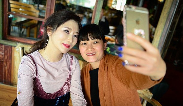 Η 50χρονη με τη «μαγική ομορφιά» - Το μυστικό που την κάνει να δείχνει 20άρα [εικόνες] | iefimerida.gr 2