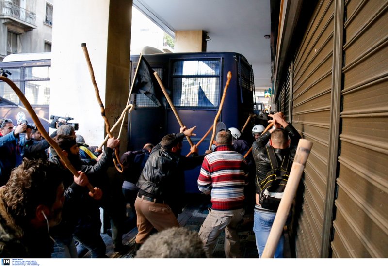 Στην Αθήνα ο σέξι Κρητικός αγρότης -Με μαγκούρα επιτέθηκε στα ΜΑΤ [εικόνες] | iefimerida.gr 2