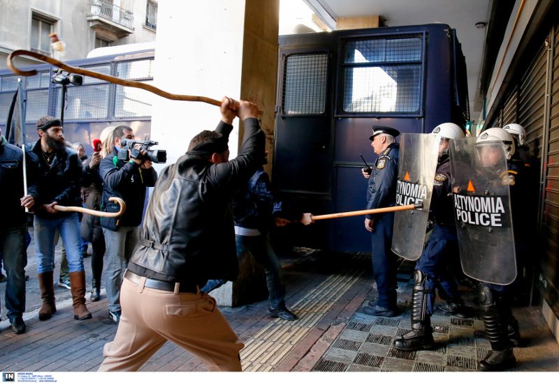 Στην Αθήνα ο σέξι Κρητικός αγρότης -Με μαγκούρα επιτέθηκε στα ΜΑΤ [εικόνες] | iefimerida.gr 1