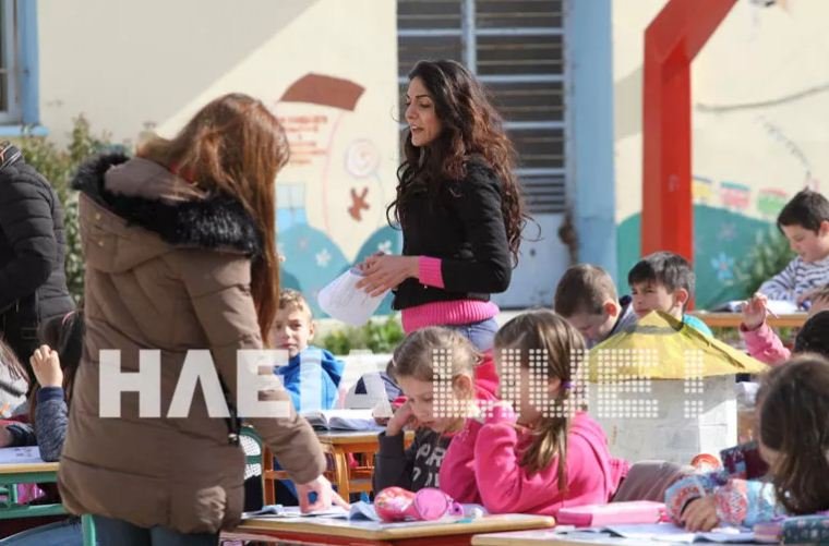 Νέα Μανωλάδα 2017: Μαθητές Δημοτικού κάνουν μάθημα στο προαύλιο [εικόνες] | iefimerida.gr 0