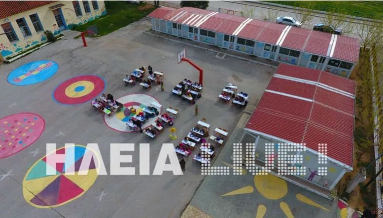 Νέα Μανωλάδα 2017: Μαθητές Δημοτικού κάνουν μάθημα στο προαύλιο [εικόνες] | iefimerida.gr 1