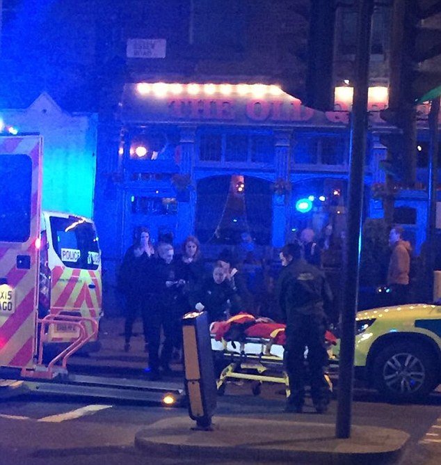 Αυτοκίνητο «έπεσε» σε κόσμο στο Λονδίνο -Τρεις τραυματίες [εικόνα] | iefimerida.gr 0