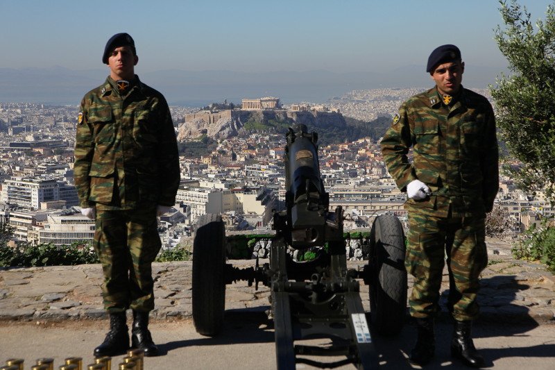 Εντυπωσιακές εικόνες στο πυροβολείο του Λυκαβηττού: 21 βολές για την 25η Μαρτίου | iefimerida.gr 6