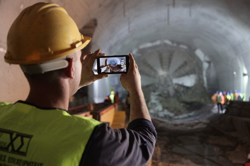 Εφτασε στα Μανιάτικα ο μετροπόντικας -Καρέ καρέ η διάνοιξη [εικόνες] | iefimerida.gr 2