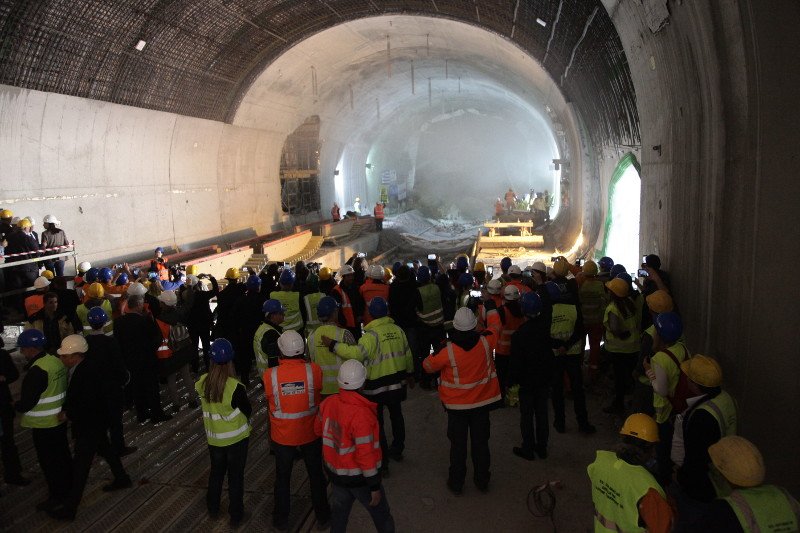 Εφτασε στα Μανιάτικα ο μετροπόντικας -Καρέ καρέ η διάνοιξη [εικόνες] | iefimerida.gr 0
