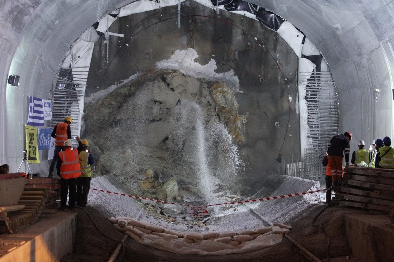 Εφτασε στα Μανιάτικα ο μετροπόντικας -Καρέ καρέ η διάνοιξη [εικόνες] | iefimerida.gr 3
