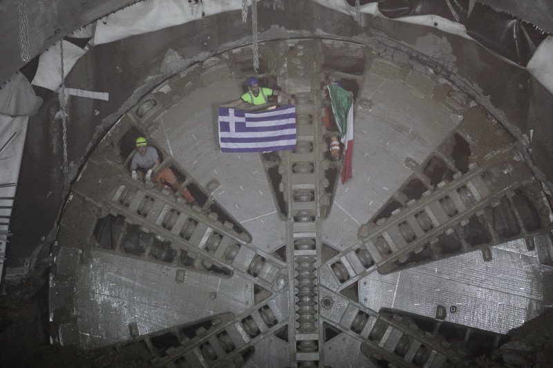 Εφτασε στα Μανιάτικα ο μετροπόντικας -Καρέ καρέ η διάνοιξη [εικόνες] | iefimerida.gr 5