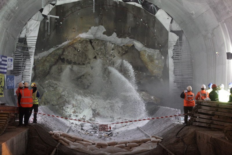 Εφτασε στα Μανιάτικα ο μετροπόντικας -Καρέ καρέ η διάνοιξη [εικόνες] | iefimerida.gr 4