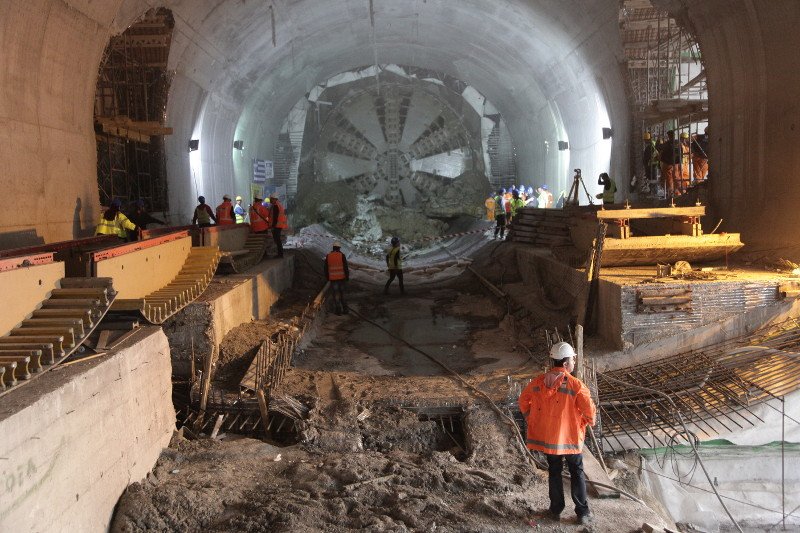 Εφτασε στα Μανιάτικα ο μετροπόντικας -Καρέ καρέ η διάνοιξη [εικόνες] | iefimerida.gr 1