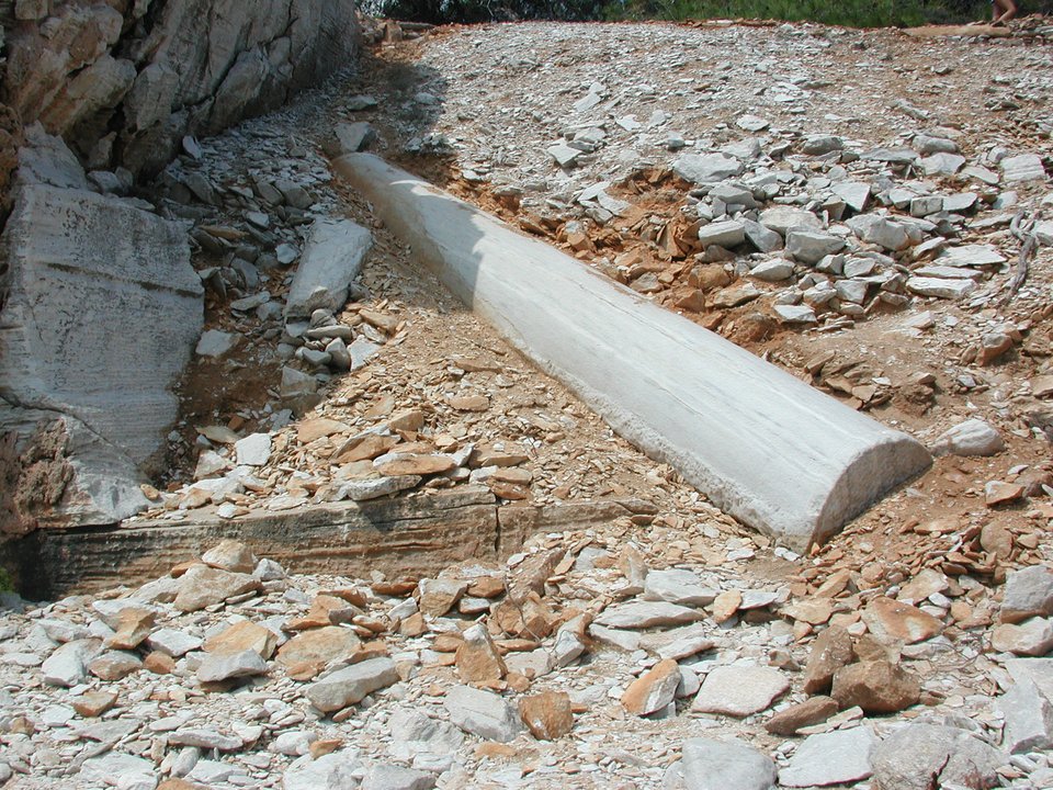 Γάλλος αρχαιολόγος κάτοικος Θάσου μας ξεναγεί στα αρχαία λατομεία του νησιού [εικόνες]  | iefimerida.gr 1