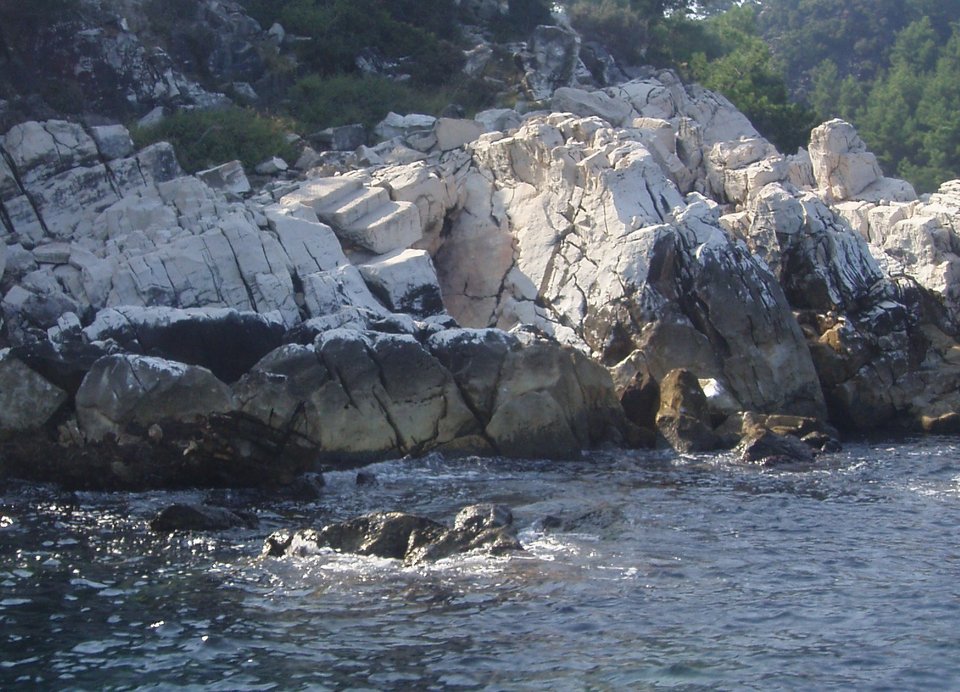 Γάλλος αρχαιολόγος κάτοικος Θάσου μας ξεναγεί στα αρχαία λατομεία του νησιού [εικόνες]  | iefimerida.gr 4