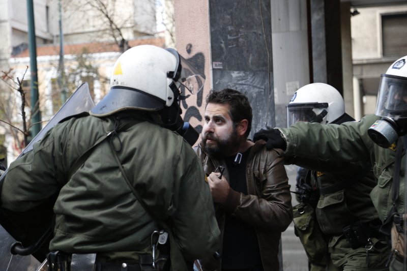Αγρότης από την Κρήτη καταγγέλλει τα ΜΑΤ: Με έδερναν και φώναζαν κ@@@@παιδα Κρητικοί | iefimerida.gr 4