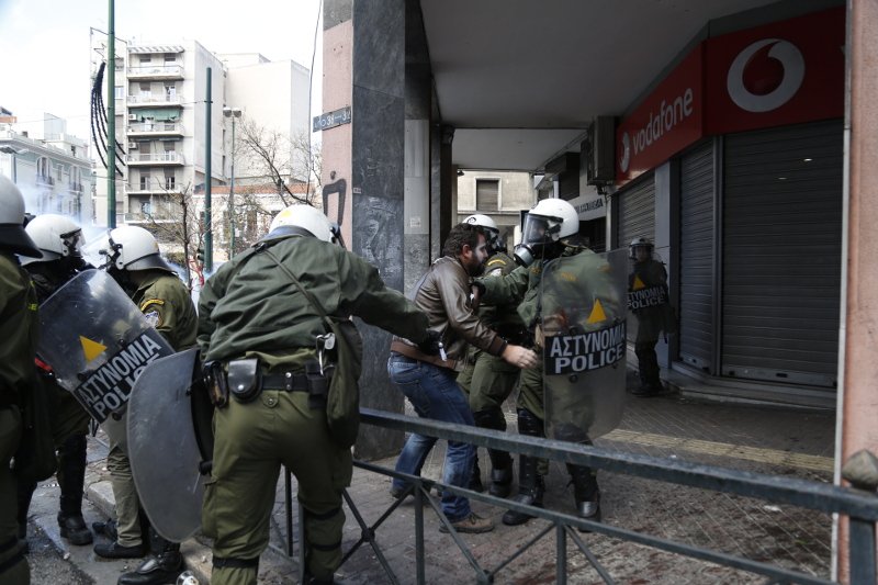 Αγρότης από την Κρήτη καταγγέλλει τα ΜΑΤ: Με έδερναν και φώναζαν κ@@@@παιδα Κρητικοί | iefimerida.gr 2