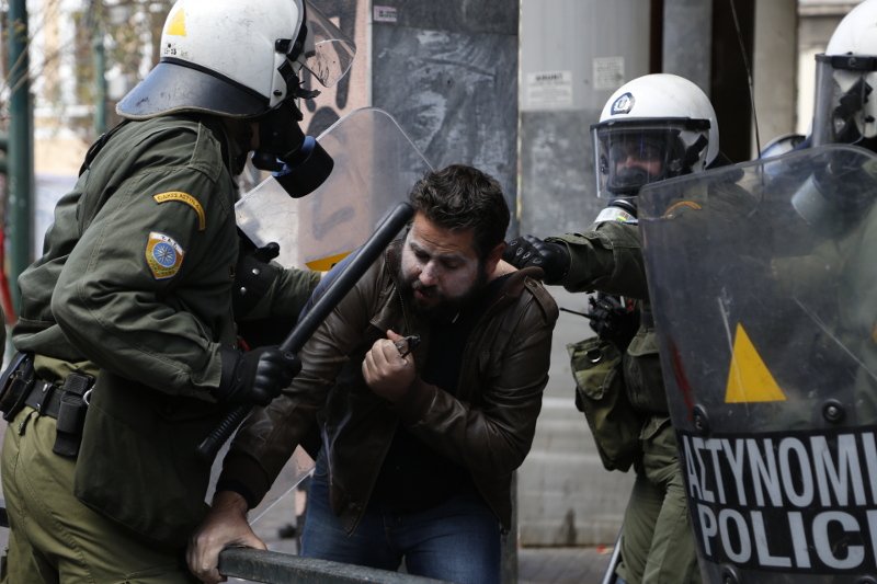 Αγρότης από την Κρήτη καταγγέλλει τα ΜΑΤ: Με έδερναν και φώναζαν κ@@@@παιδα Κρητικοί | iefimerida.gr 3