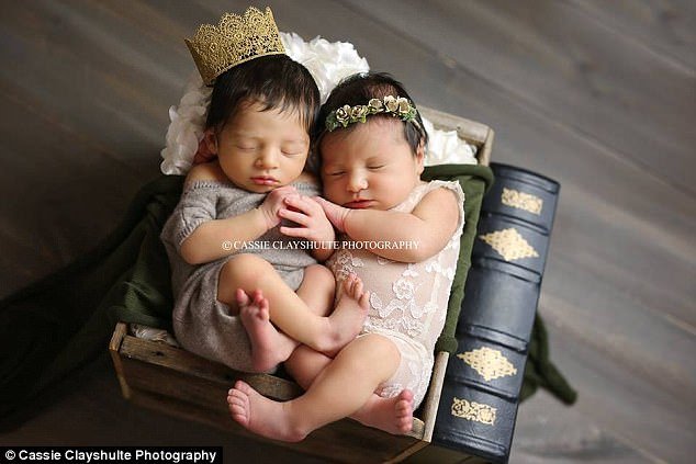 Τα μωρά Ρωμαίος και Ιουλιέτα έκαναν επική φωτογράφιση -Φορώντας κορώνα, στέμμα και δαντέλα [εικόνες] | iefimerida.gr 2